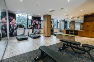 广州广州智行东方酒店的健身房、长凳和健身房