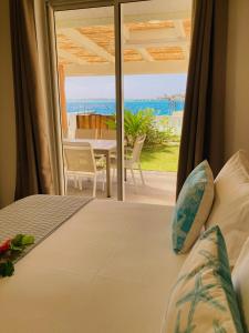 波拉波拉Matira Beach House的一间卧室配有一张床,享有海景