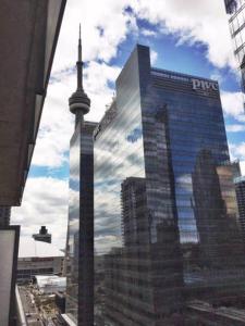 多伦多Beautiful Unit in Heart of Downtown Toronto的城市中cn塔的景色