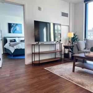 波士顿Lux 2BR 2BR BackBay Boston Common T-station的一间带电视和床的客厅