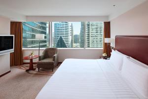 上海上海斯格威铂尔曼大酒店的酒店客房设有一张床和一个大窗户