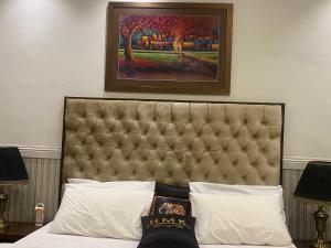 伊斯兰堡Hotel Milton的床头板上方有画