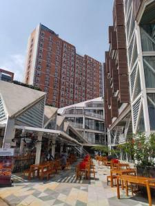 危地马拉Encantador y Panorámico Apartamento的城市中一排桌椅,有建筑