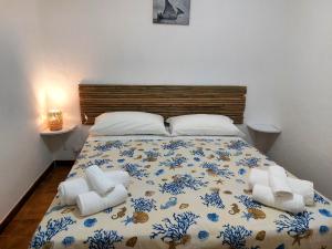利帕里Casa tra Cielo e Mare的一间卧室配有一张带蓝白色毯子的床