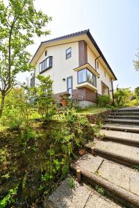 松江市Morinoka - Vacation STAY 43707v的前面有楼梯的房子