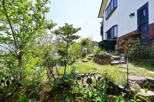 松江市Morinoka - Vacation STAY 43707v的房屋前的花园