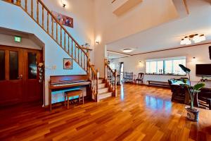 松江市Morinoka - Vacation STAY 43707v的客厅设有钢琴和楼梯