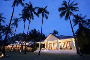 蔻立Kantary Beach Hotel Villas & Suites的棕榈树度假村前方