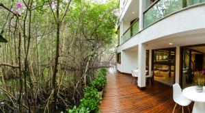 里约热内卢Veneza Carioca Hotel Bout的一座树木繁茂的房屋,铺有木地板
