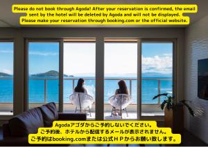 小豆岛SETOUCHI SUP RESORT - Ao -的一张两个女人看海洋的海报