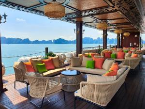 下龙湾Indochine Premium Halong Bay Powered by Aston的船上的甲板上配有沙发和椅子