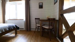 韦尔霍维纳Krokus house的一间卧室配有桌子、两把椅子和一张床