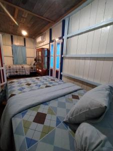TanjungbingaRock and Wreck Dive Resort的一间卧室,配有两张床