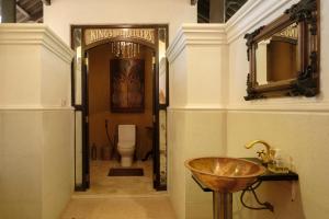 加姆珀哈Casa Heliconia的一间带水槽和卫生间的浴室