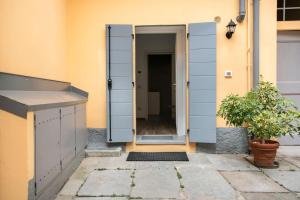 Galbiate4 Gnocchi - Galbiate的植物屋的敞开的门