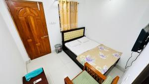 达卡Hotel Prime Inn Mirpur 10的一间小卧室,配有一张小床和椅子