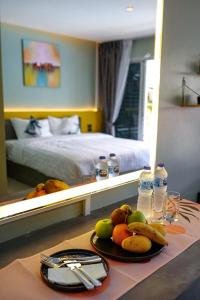 卡塔海滩Maiiam Bungalows Kata Beach的酒店客房带水果桌