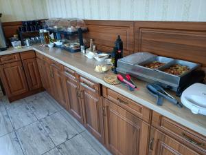 什切尔克uDany Noclegi obok Gondoli的厨房配有带食物的柜台