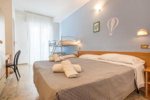 里米尼Hotel Santiago的一间卧室配有两张床和一张双层床。