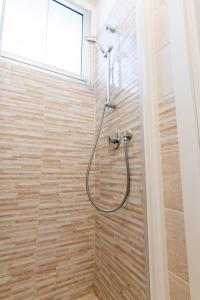 里米尼Hotel Santiago的浴室内带软管的淋浴