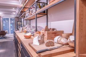 阿劳Landhotel Hirschen Swiss Quality的面包柜台,提供面包和其他食品