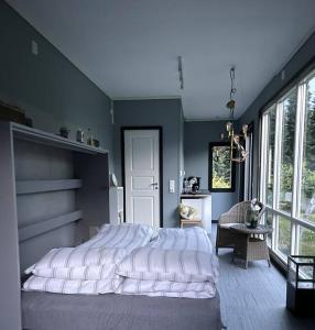 拉尔维克Tjodalyng - ved Viksfjord - sokkelleilighet的一间卧室设有一张大床和一个大窗户