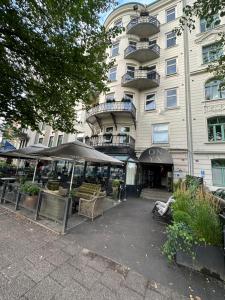 哥德堡昂尼克森酒店的前面有一把伞和椅子的建筑