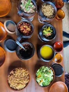 普纳卡Nobgang B&B "Traditional Heritage HomeStay"的桌子上放着各种食物的碗