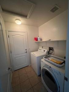 土桑Lady T’s Serenity Getaway near TUS airport的小厨房配有洗衣机和洗衣机
