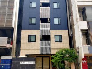 名古屋HOTEL ERENOA - Vacation STAY 69058v的蓝色建筑的高楼