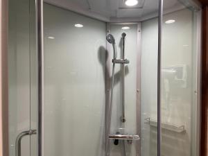 名古屋HOTEL ERENOA - Vacation STAY 69058v的带淋浴的浴室,带玻璃门