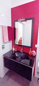 里韦拉布拉瓦Angela`s Loft的浴室设有黑色水槽和镜子