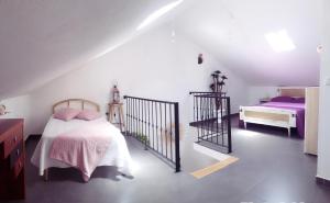 里韦拉布拉瓦Angela`s Loft的阁楼上的卧室配有两张床