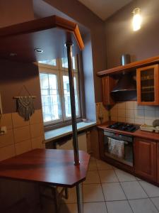 Apartament na Rynku w Gnieźnie的厨房或小厨房