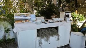 卡波利韦里Hotel Golfo Azzurro的上面有食物的白色桌子