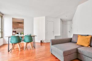 巴黎Appartement Quartier Republique的客厅配有沙发和两把绿色椅子