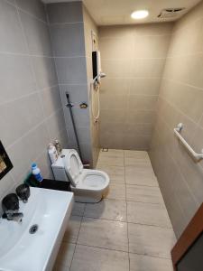 大山脚Cozy Studio 3pax, Menara Sentral by VL HOME的浴室配有白色卫生间和盥洗盆。