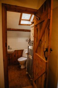 巴恩斯特珀尔Holwell Holistic Retreat的一间带卫生间的浴室、一个窗户和一扇门