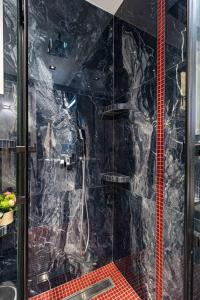 尼坡帝Sergio Luxury Appartment的一间设有黑色大理石淋浴的浴室