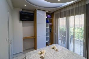 尼坡帝Sergio Luxury Appartment的客房设有床、电视和窗户。