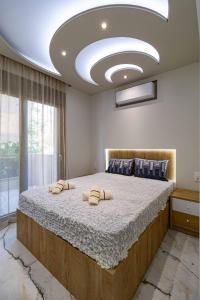 尼坡帝Sergio Luxury Appartment的一间卧室配有一张大床和两个枕头