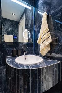 尼坡帝Sergio Luxury Appartment的一间带水槽和镜子的浴室