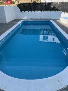 尚克林Gracellie Hotel的庭院里的一个蓝色海水游泳池