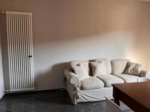 蒙特卡蒂尼泰尔梅Casa Cavour的客厅配有白色沙发和散热器