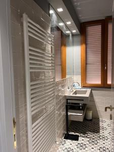 蒙特卡蒂尼泰尔梅Casa Cavour的一间带水槽和淋浴的浴室