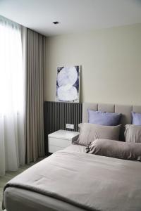 八打灵再也Modern & Minimalist 2-Bedroom Apartment in PJ的一间卧室设有一张大床和一个窗户。