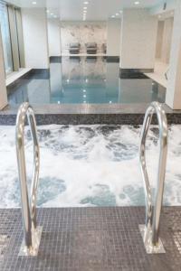 曼彻斯特3 bed luxury spacious apartment with pool的一座建筑里两个金属棒的水池