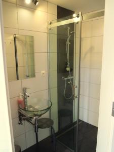 韦姆La Cachette du Menuisier的一间带玻璃水槽和淋浴的浴室