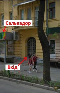 哈尔科夫Pushkinskaya "Wine palette"的两个人在大楼前的街道上走
