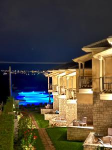 约阿尼纳阿尼莫利亚温泉度假酒店 的享有带游泳池的房屋美景